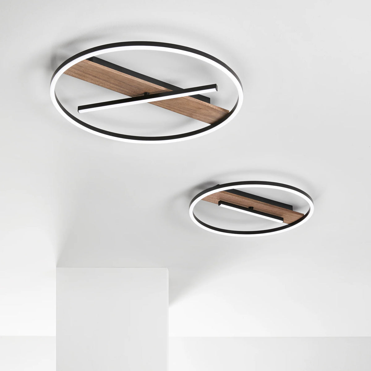 Lampa sufitowa LED metalowa z podstawą imitującą drewno, w dwóch rozmiarach, kolor czarny CCT AZIMUTH