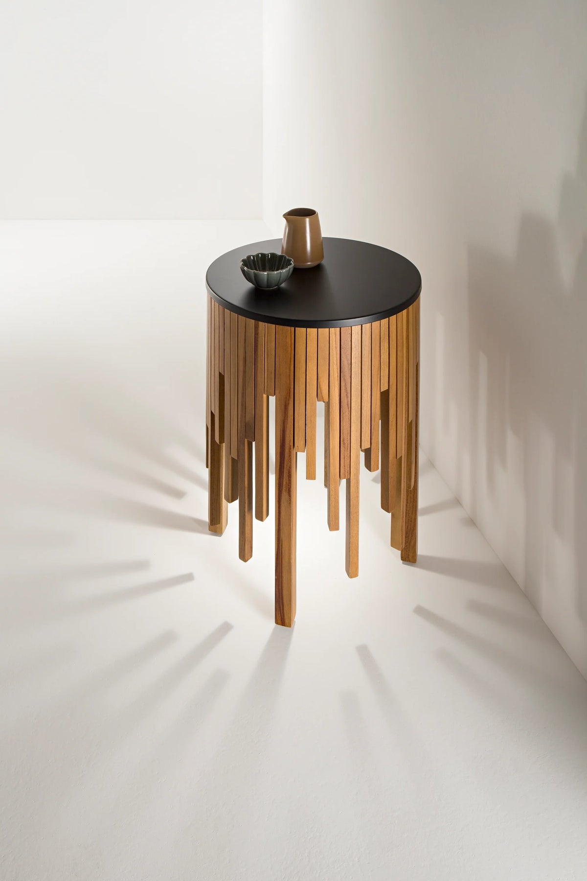 Tavolino con luce integrata 1XGU10 led in listelli di legno artigianale e base nera KENGO