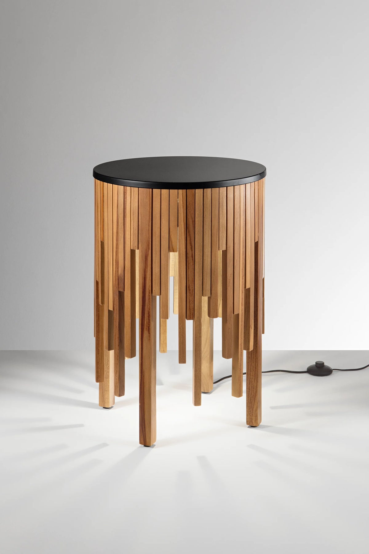 Tavolino con luce integrata 1XGU10 led in listelli di legno artigianale e base nera KENGO