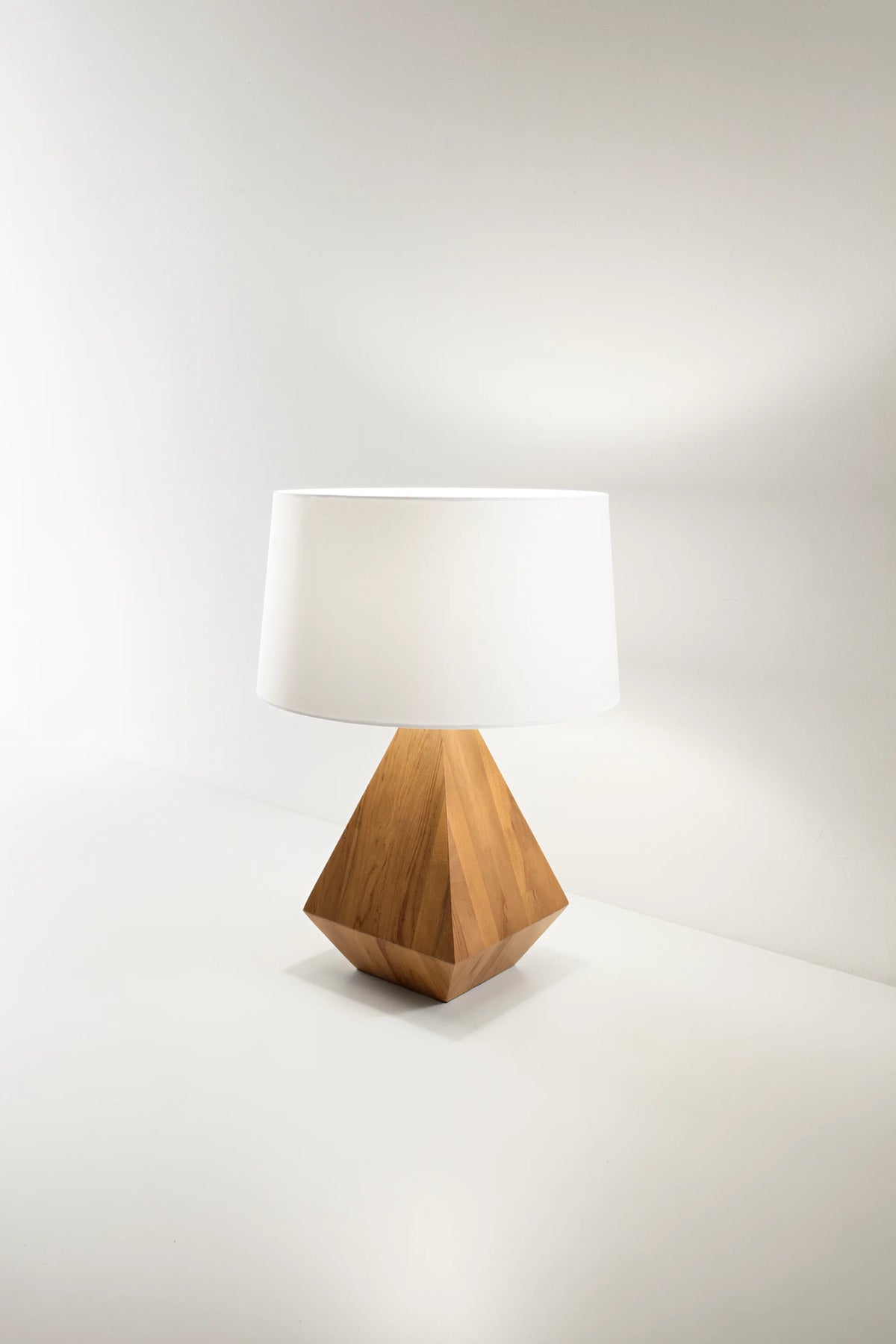 Lampa wisząca z naturalnego drewna o geometrycznym kształcie XE27 (żarówka nie jest dołączona). MUNARI