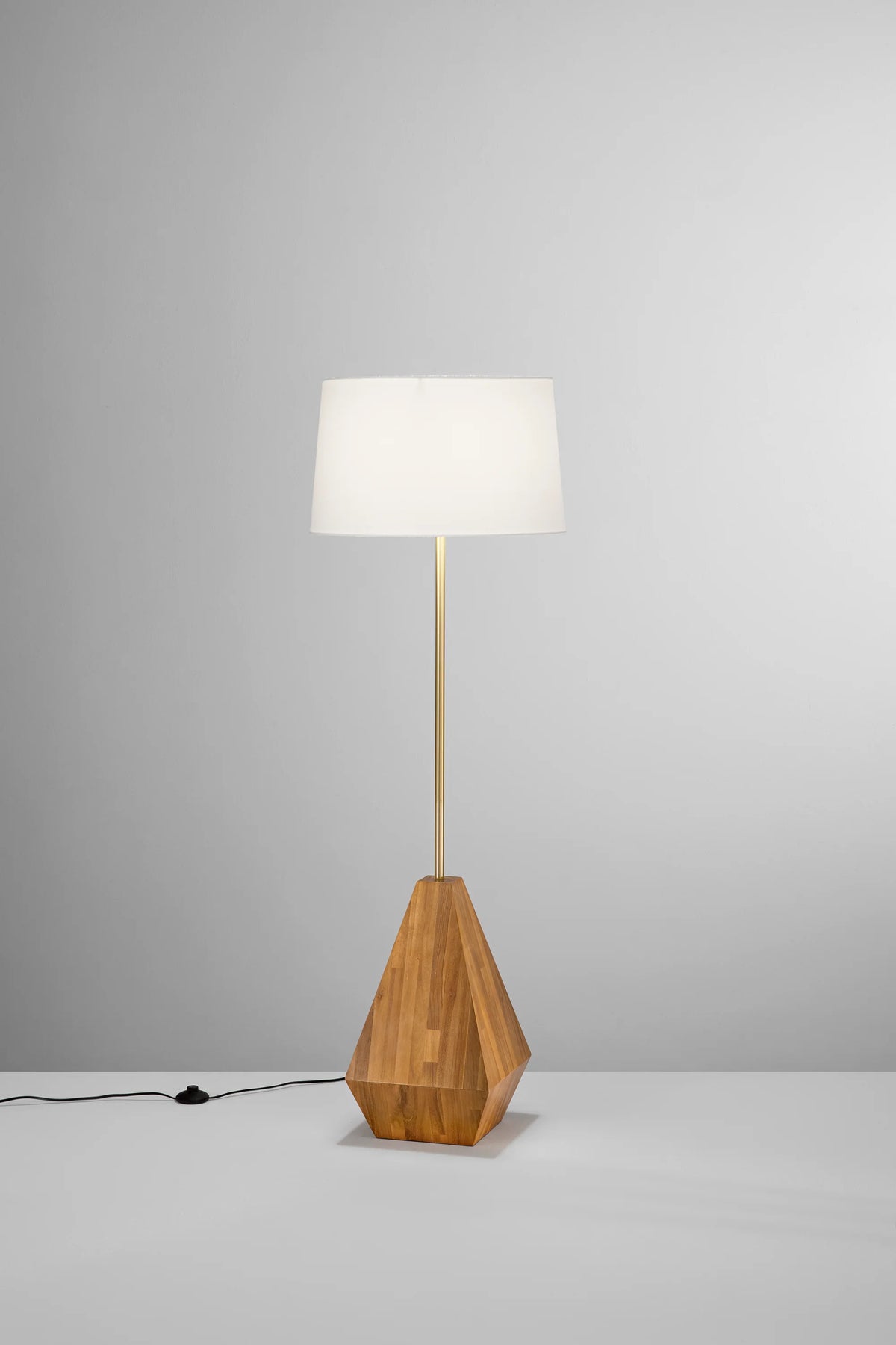 Lampa podłogowa z drewna naturalnego o geometrycznym kształcie 1xE27 brak w zestawie MUNARI