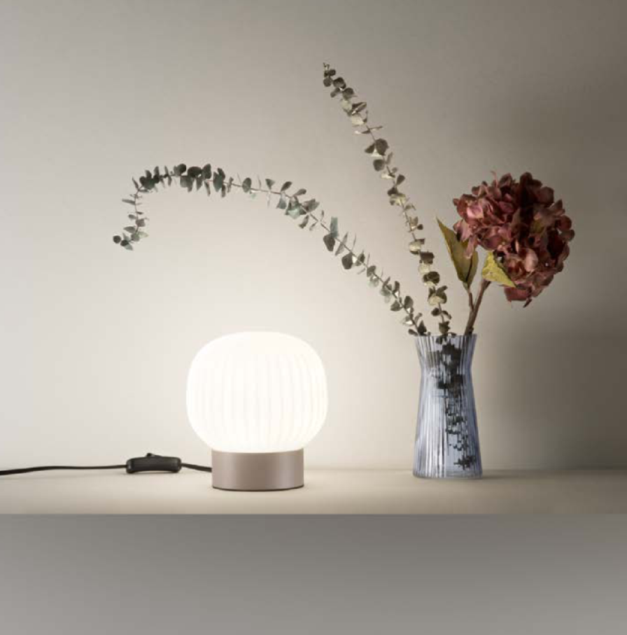 Lampa z piaskową metalową strukturą i kloszem z mlecznobiałego szkła 1XE14 bez żarówki. ERIS