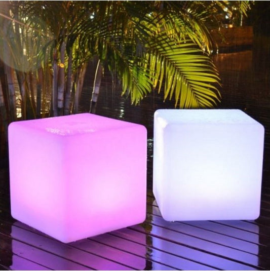 Kwadratowa lampa zewnętrzna IP65 LED RGB+W z pilotem, różne rozmiary, polietylen GECO CUBO