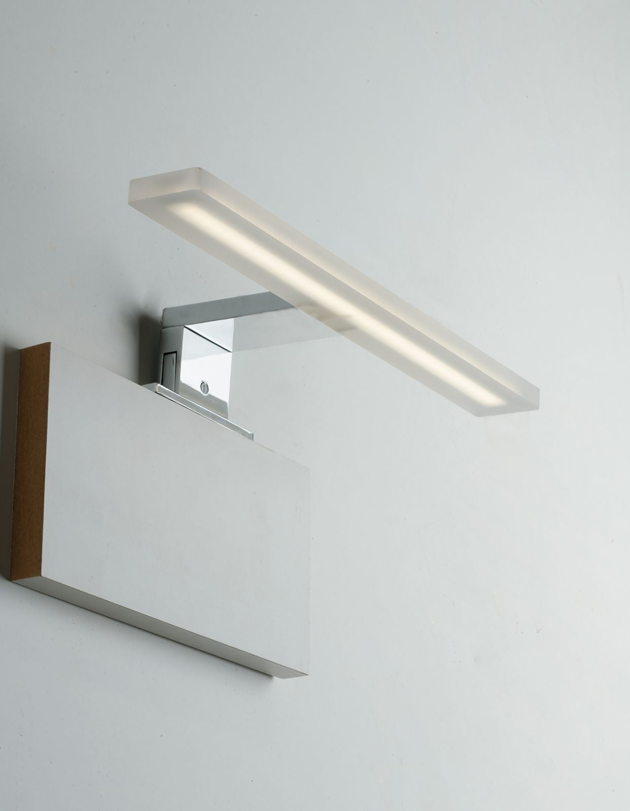 Applique da specchio led integrato con struttura in alluminio e diffusore in acrilico con fissaggio su cornice o su specchio 8W 819lm 4000°k collezione AQA