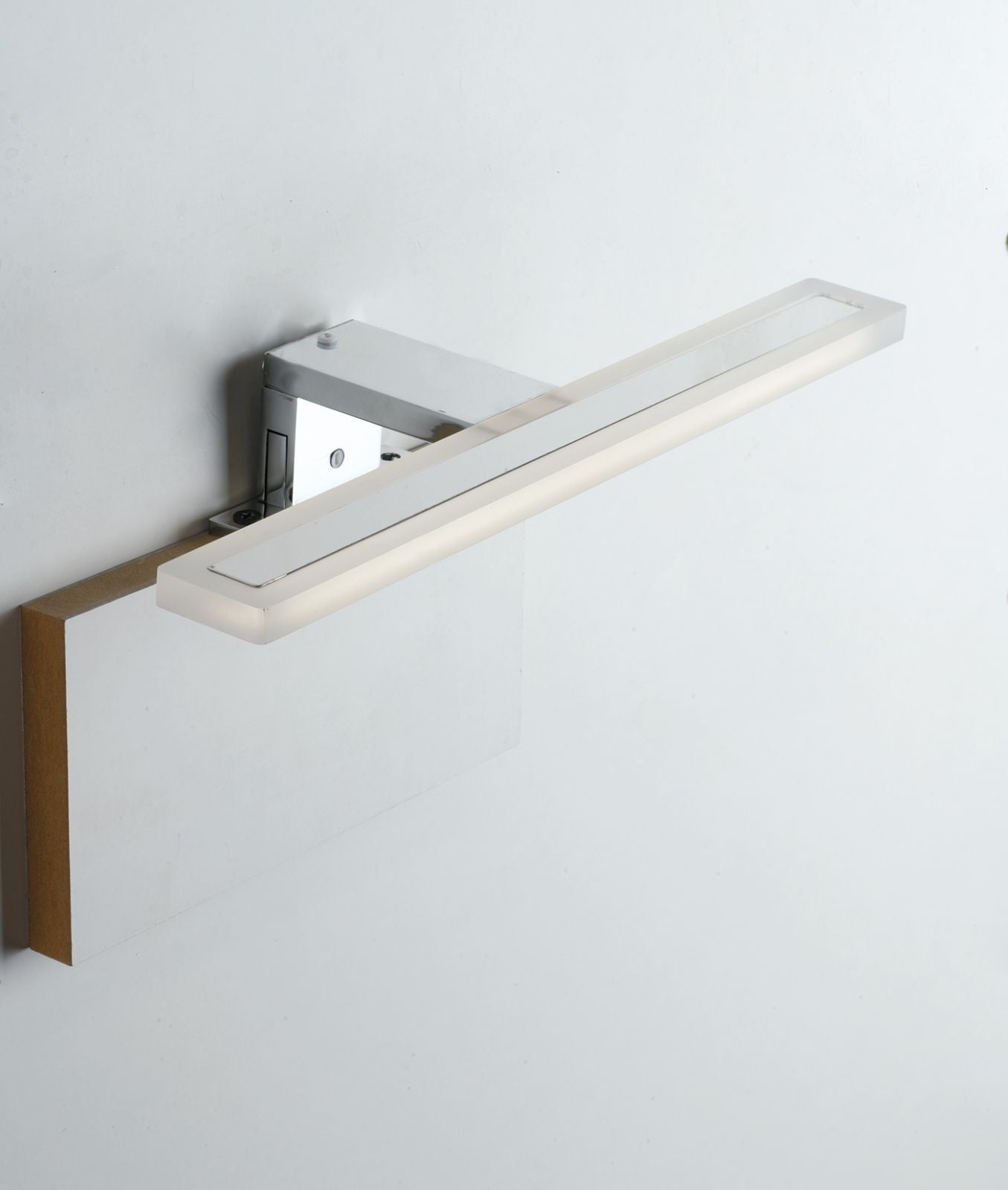 Applique da specchio led integrato con struttura in alluminio e diffusore in acrilico con fissaggio su cornice o su specchio 8W 819lm 4000°k collezione AQA