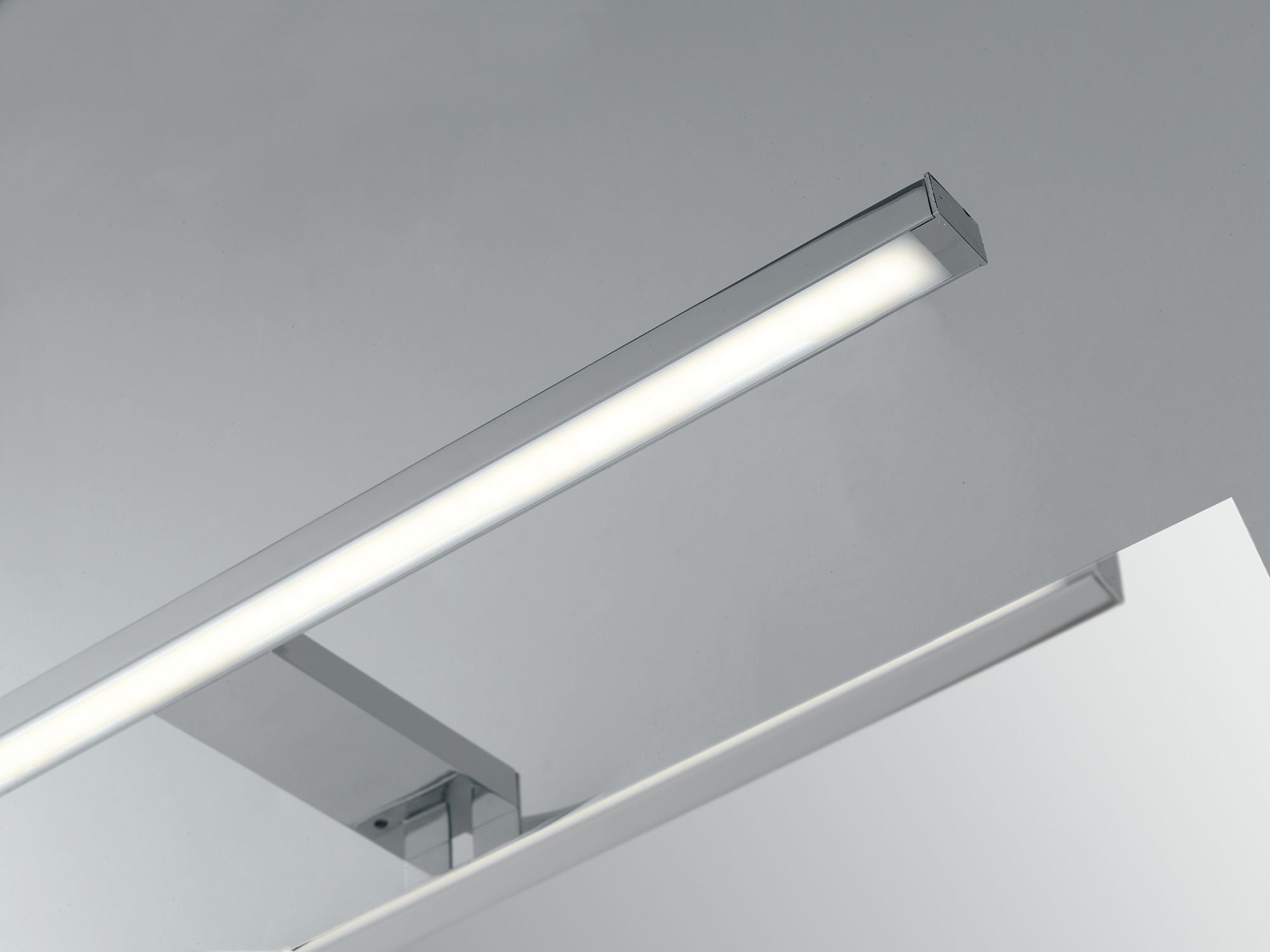 Applique da specchio con struttura in termoplastica led integrato e diffusore in acrilico con fissaggio su cornice o su specchio 8W 575lm 4000°k collezione RIVA