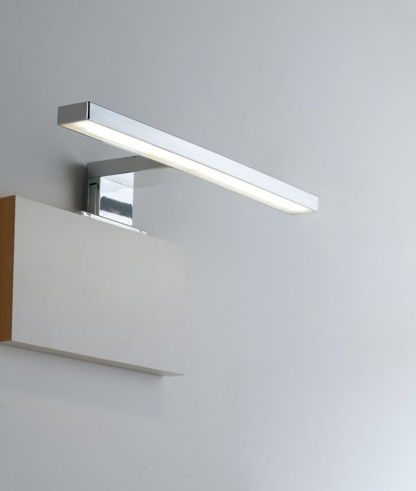 Applique led integrato con struttura in termoplastica e diffusore in acrilico con fissaggio su cornice o su specchio 4000°k collezione SACS