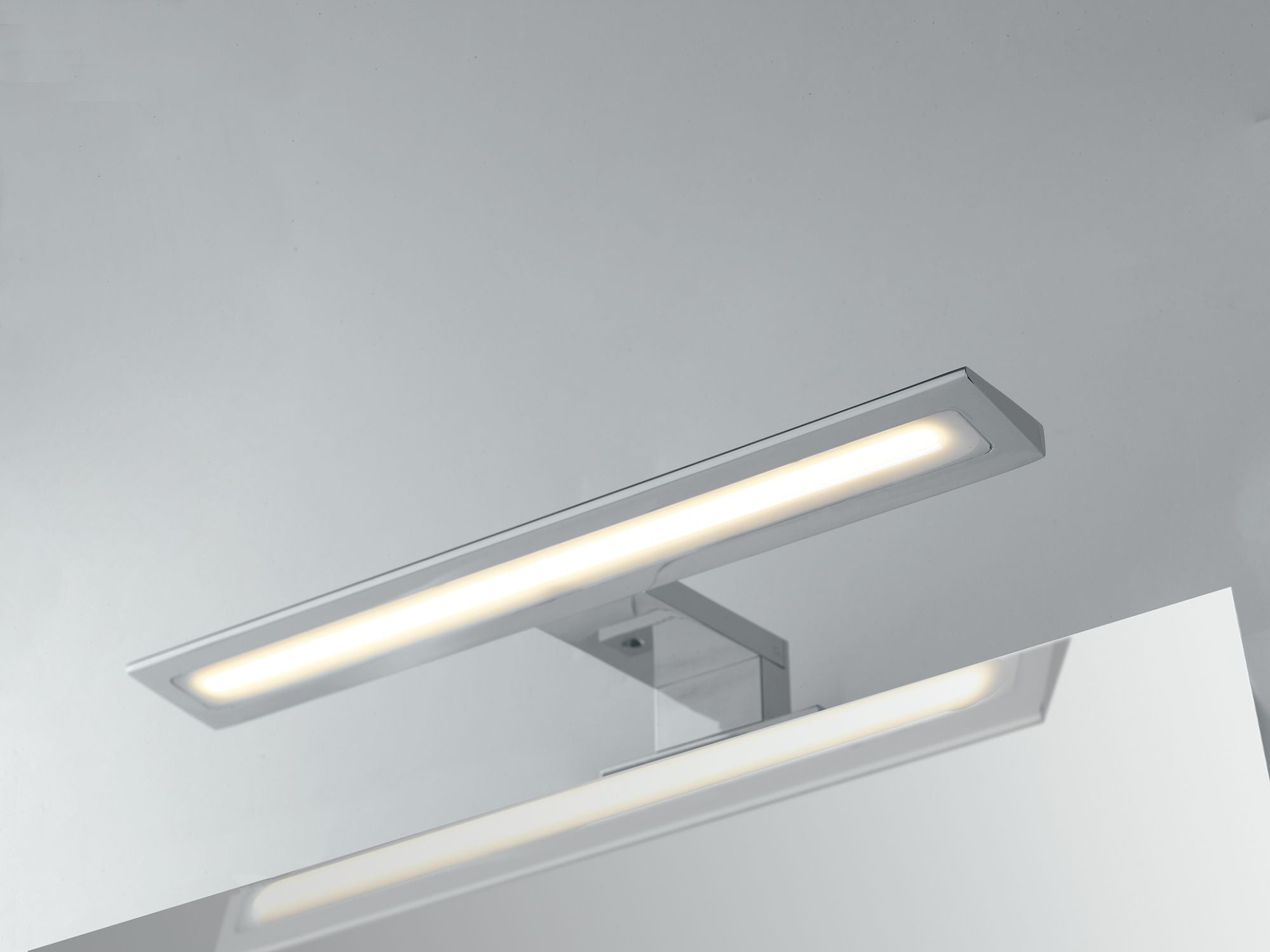 Applique da specchio led integrato con struttura in alluminio e diffusore in acrilico con fissaggio su cornice o su specchio 8W 910lm 4000°k collezione WALLY