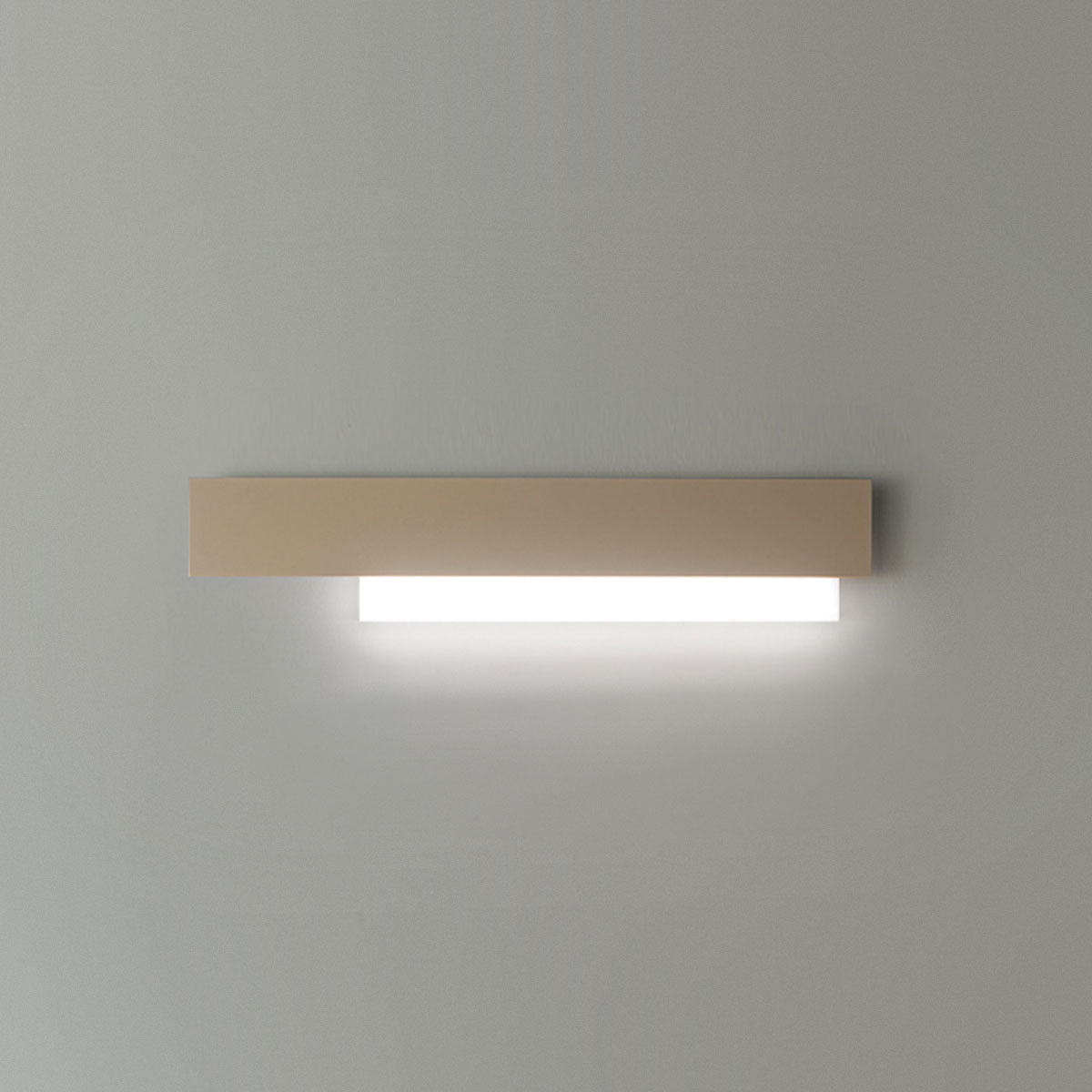 GEALUCE Applique in alluminio bianco-nero-acciaio-tortora. Diffusore in metacrilato bisatinato bianco. LED DOHA A/G