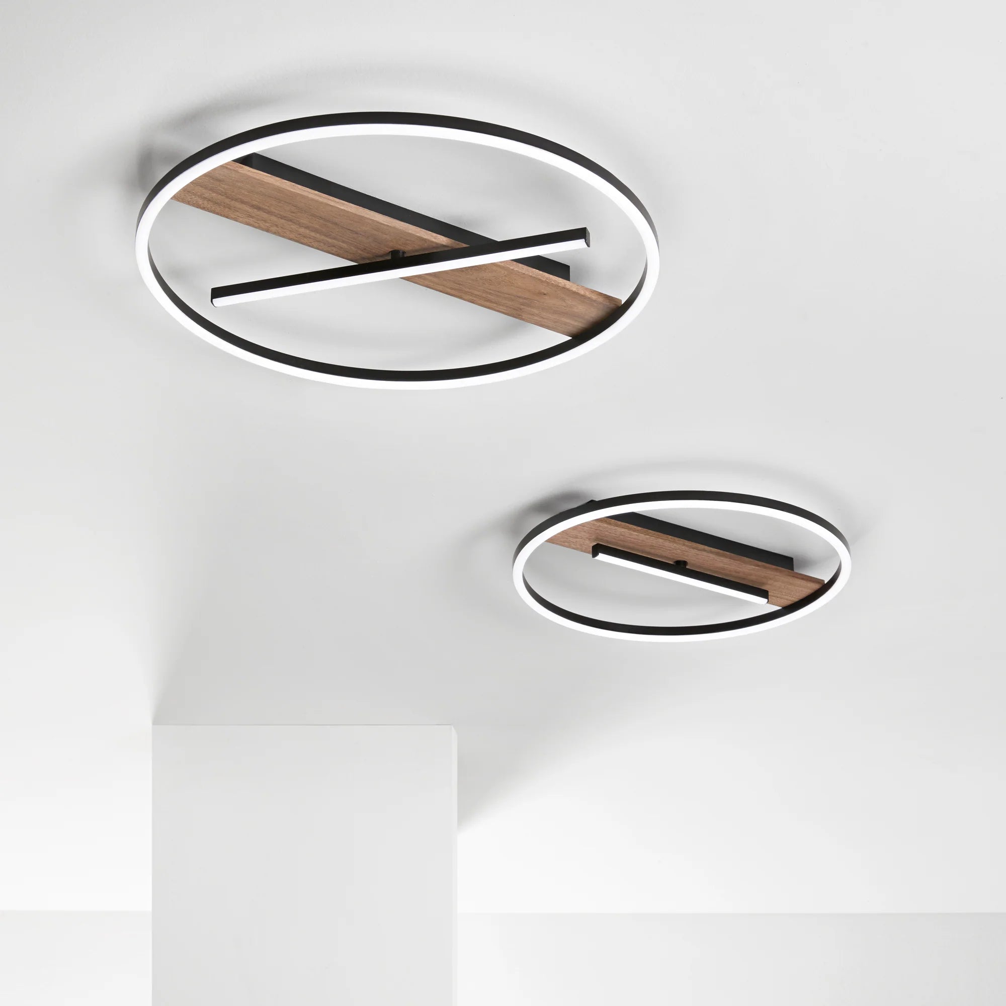 Plafoniera LED in metallo con base effetto legno in due dimensioni colore nero CCT AZIMUTH