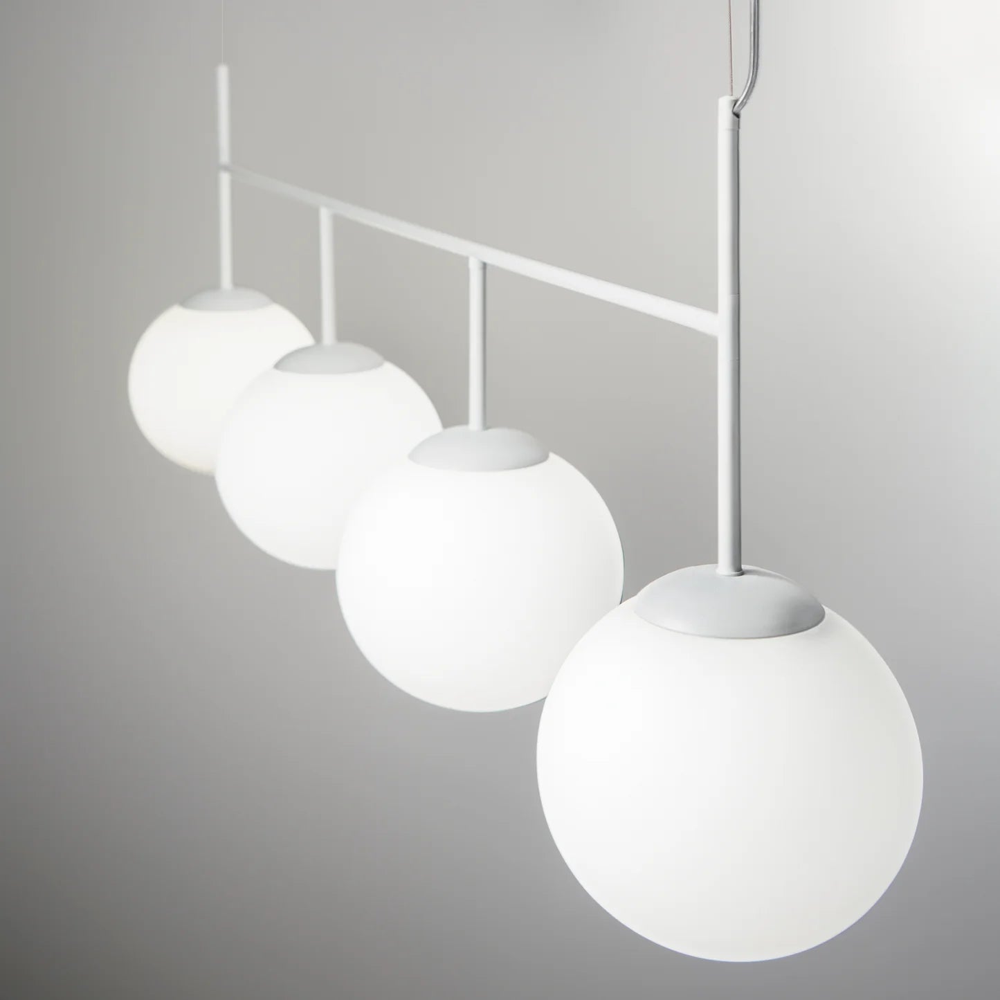 Sospensione 4 luci in metallo bianco sfere vetro opale 4XE27 non incl. BALY
