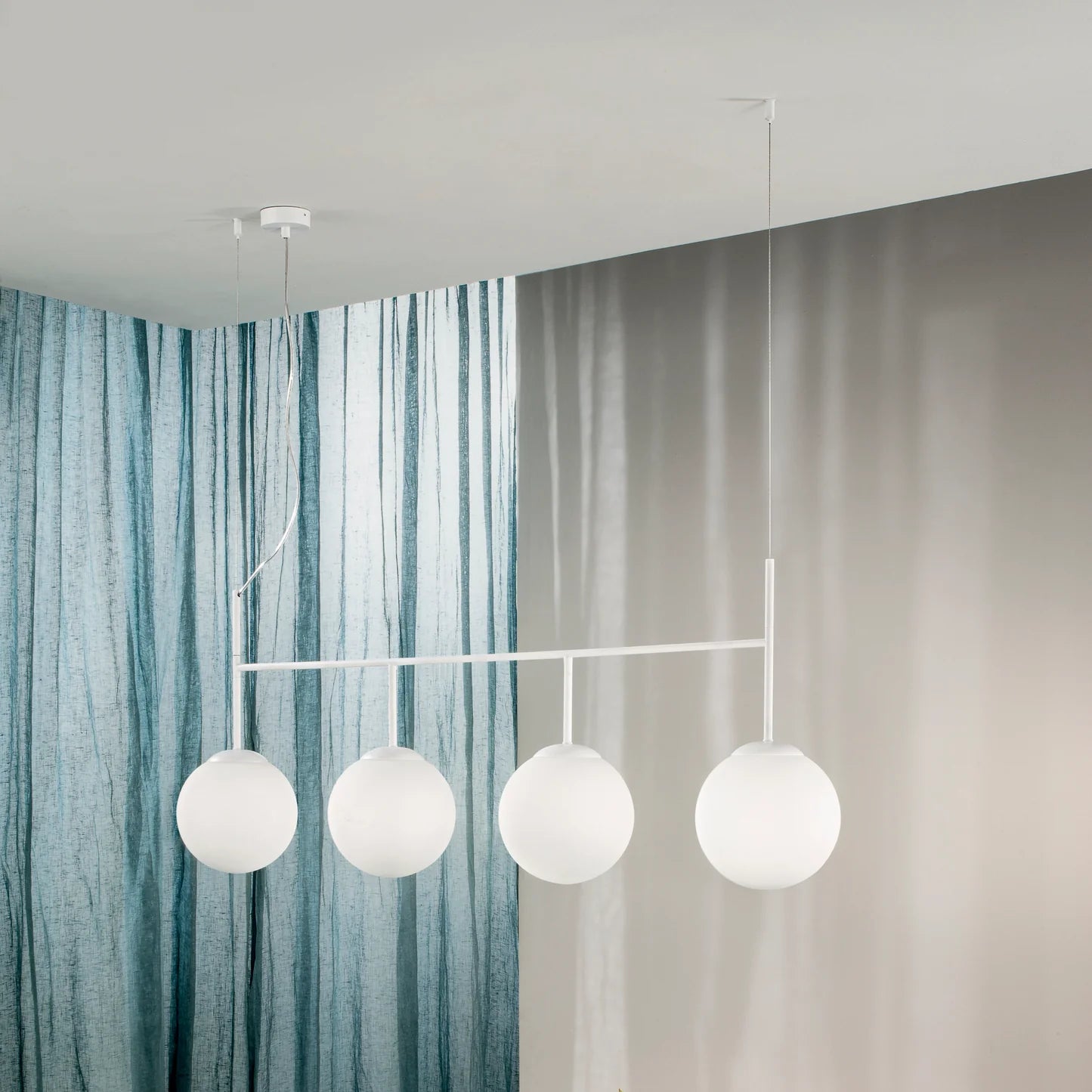 Sospensione 4 luci in metallo bianco sfere vetro opale 4XE27 non incl. BALY