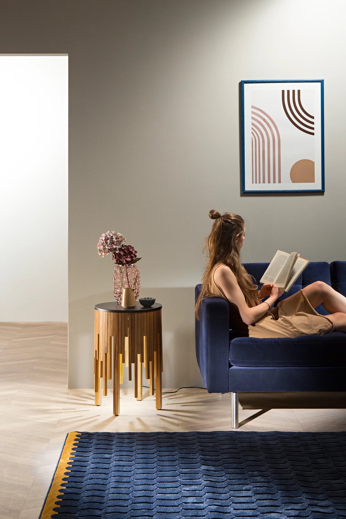 Tavolino con luce integrata 1XGU10 led in listelli di legno artigianale e base nera KENGO