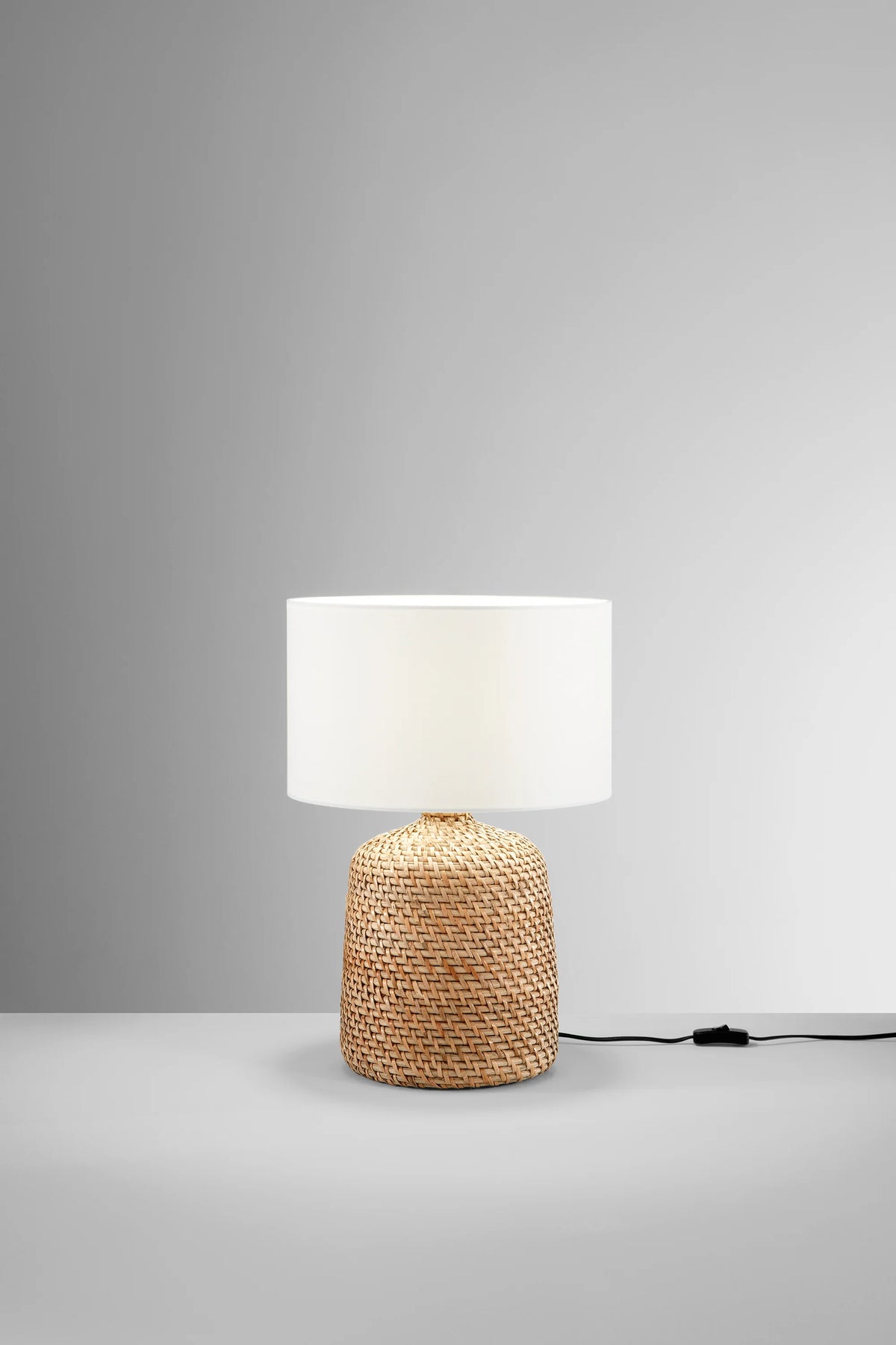 Lampa stołowa z drewnianą podstawą z plecionki i białym kloszem 1xE27 bez żarówki MALACCA