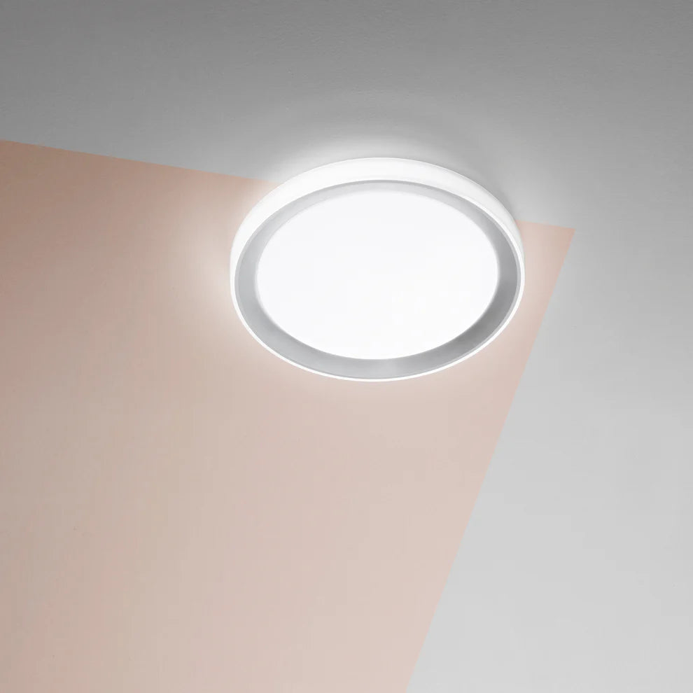 Okrągła lampa sufitowa LED CCT metalowa z białym akrylowym dyfuzorem ze srebrną obwódką, dwa rozmiary NEON