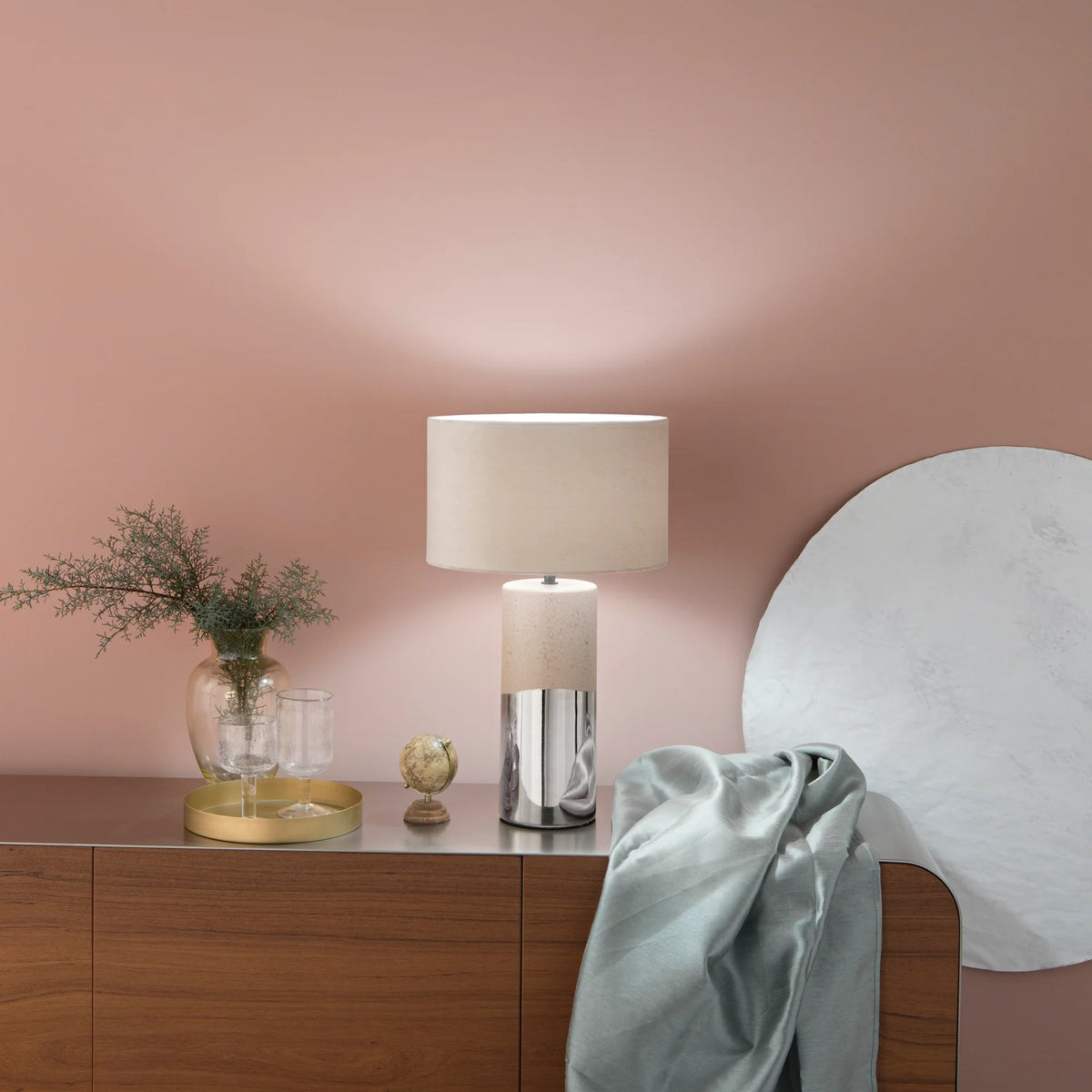Lampa ceramiczna o kształcie cylindrycznym z okrągłym abażurem z efektem welwetu w kolorach pudrowego różu i zieleni pawiej 1xE27 brak w zestawie. TATAKA