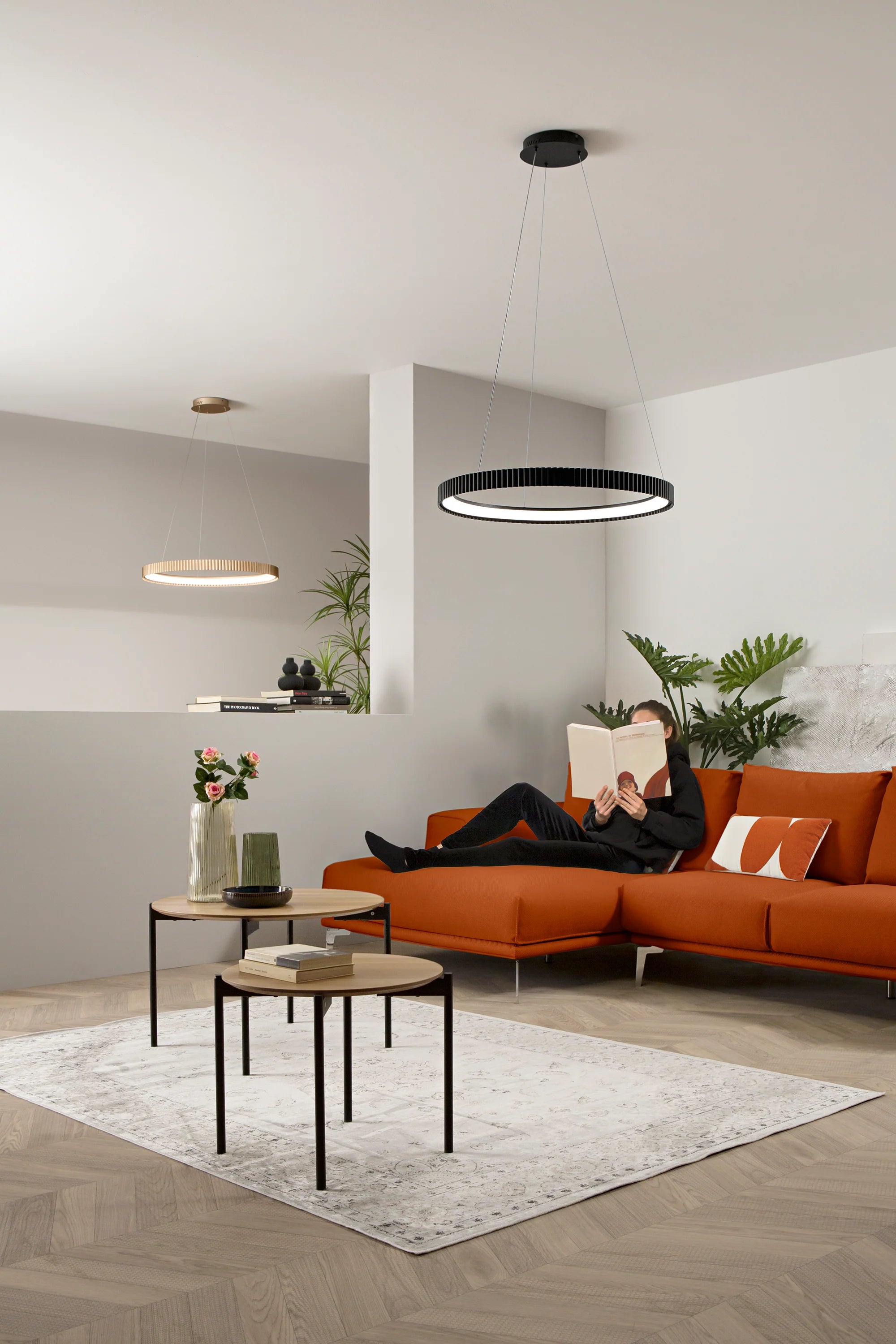 Sospensione LED tonda in metallo due misure tre varianti bianco-nero-oro CCT NIKE