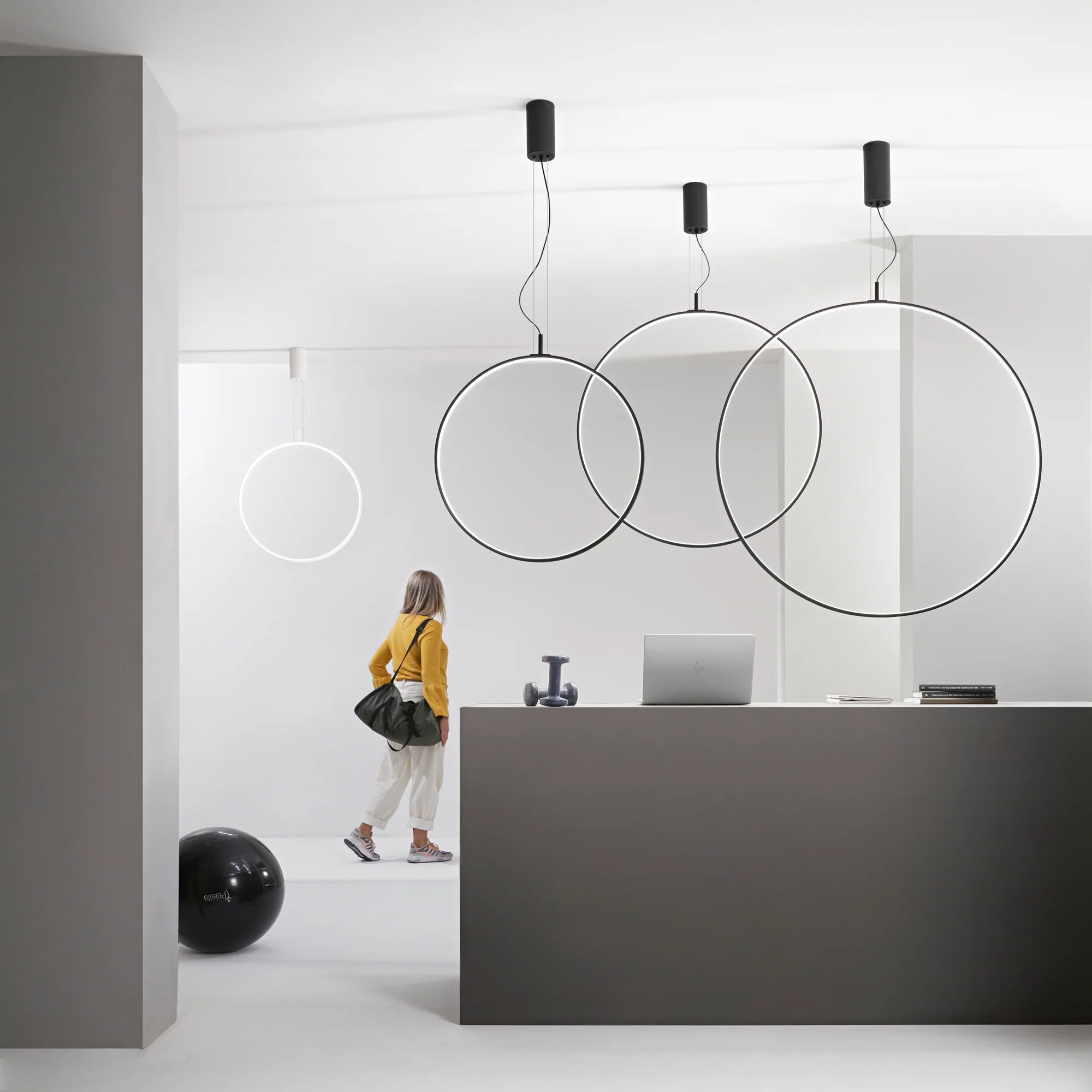 Sospensione LED tonda in metallo diffusore silicone cavo in acciaio variante bianco-nero CCT TOORX