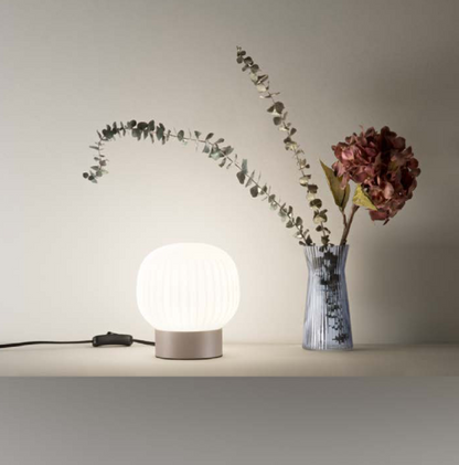 Lampa z piaskową metalową strukturą i kloszem z mlecznobiałego szkła 1XE14 bez żarówki. ERIS