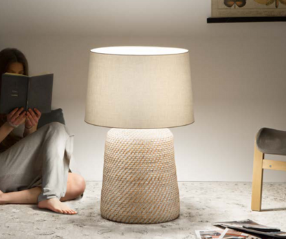 Lampa z podstawą z przeplatanego rattanu w naturalnych kolorach z białym abażurem 1XE27 bez żarówki THONET